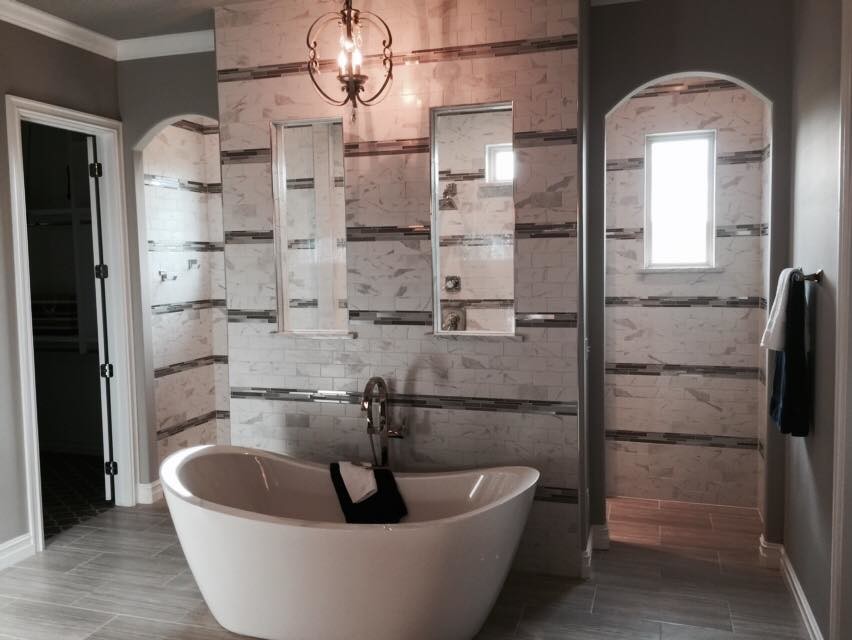 Esempio di una grande stanza da bagno padronale chic con vasca freestanding, doccia doppia, piastrelle grigie, piastrelle di marmo, pareti grigie, pavimento in gres porcellanato, pavimento grigio e doccia aperta