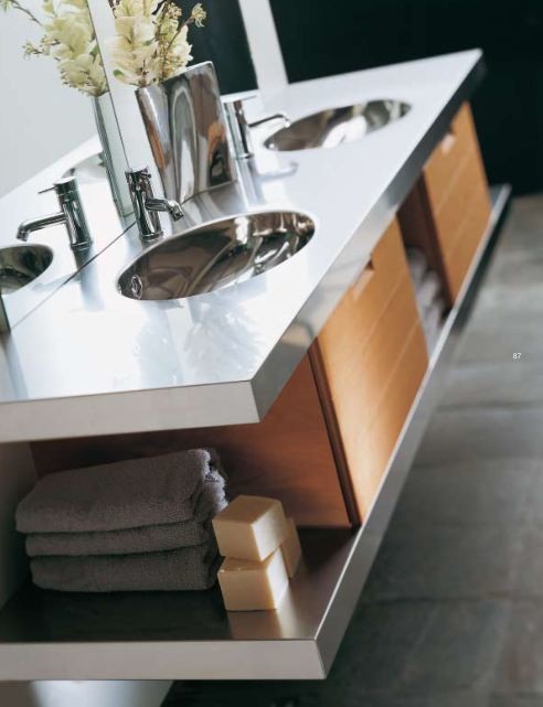 Foto på ett funkis en-suite badrum, med släta luckor, beige skåp, ett badkar med tassar, en hörndusch, grå kakel, vita väggar, betonggolv, ett integrerad handfat och bänkskiva i zink