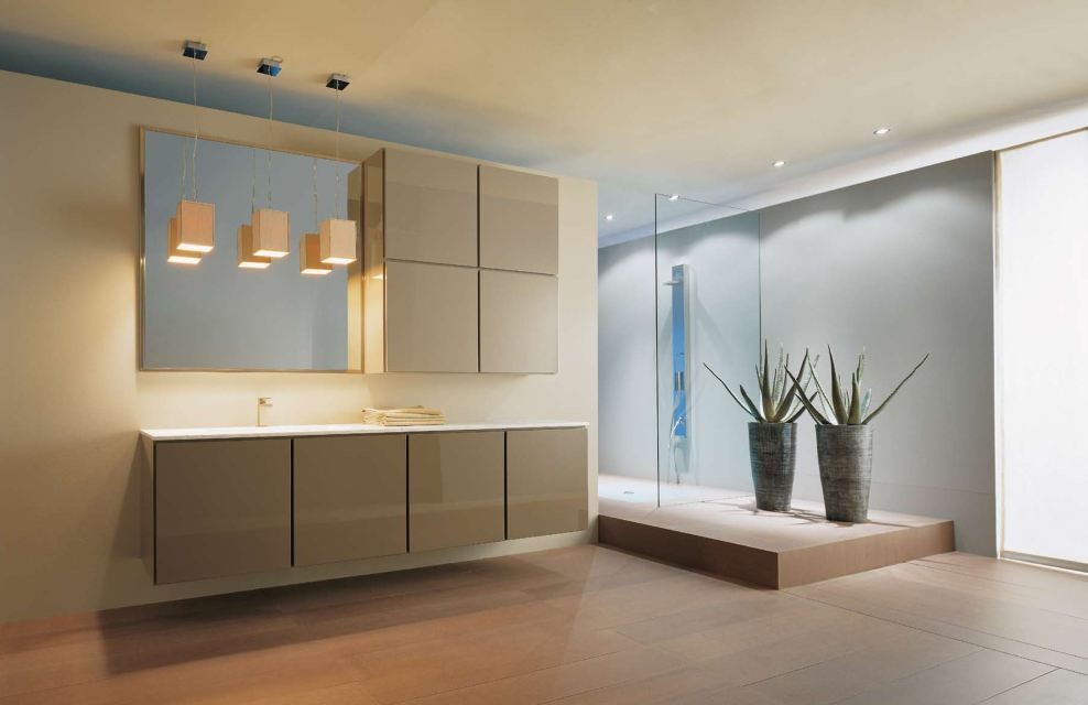 Свежая идея для дизайна: главная ванная комната в стиле модернизм с плоскими фасадами, бежевыми фасадами, ванной на ножках, угловым душем, бежевой плиткой и белыми стенами - отличное фото интерьера