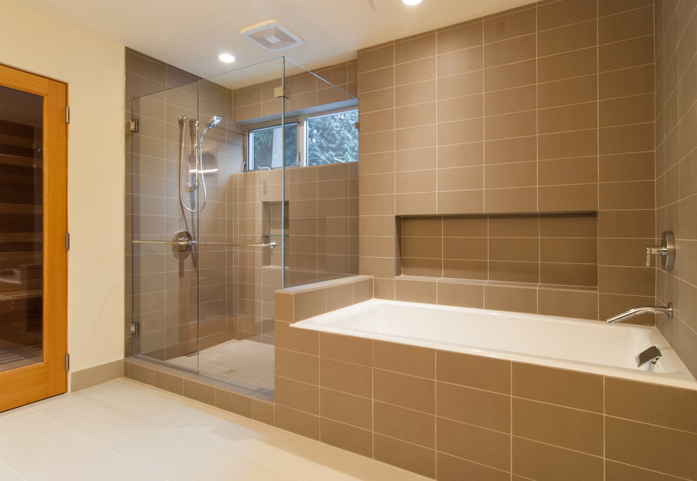 Идея дизайна: главная ванная комната среднего размера в стиле модернизм с настольной раковиной, белыми фасадами, накладной ванной, угловым душем, раздельным унитазом, коричневой плиткой, керамической плиткой, бежевыми стенами и полом из керамической плитки