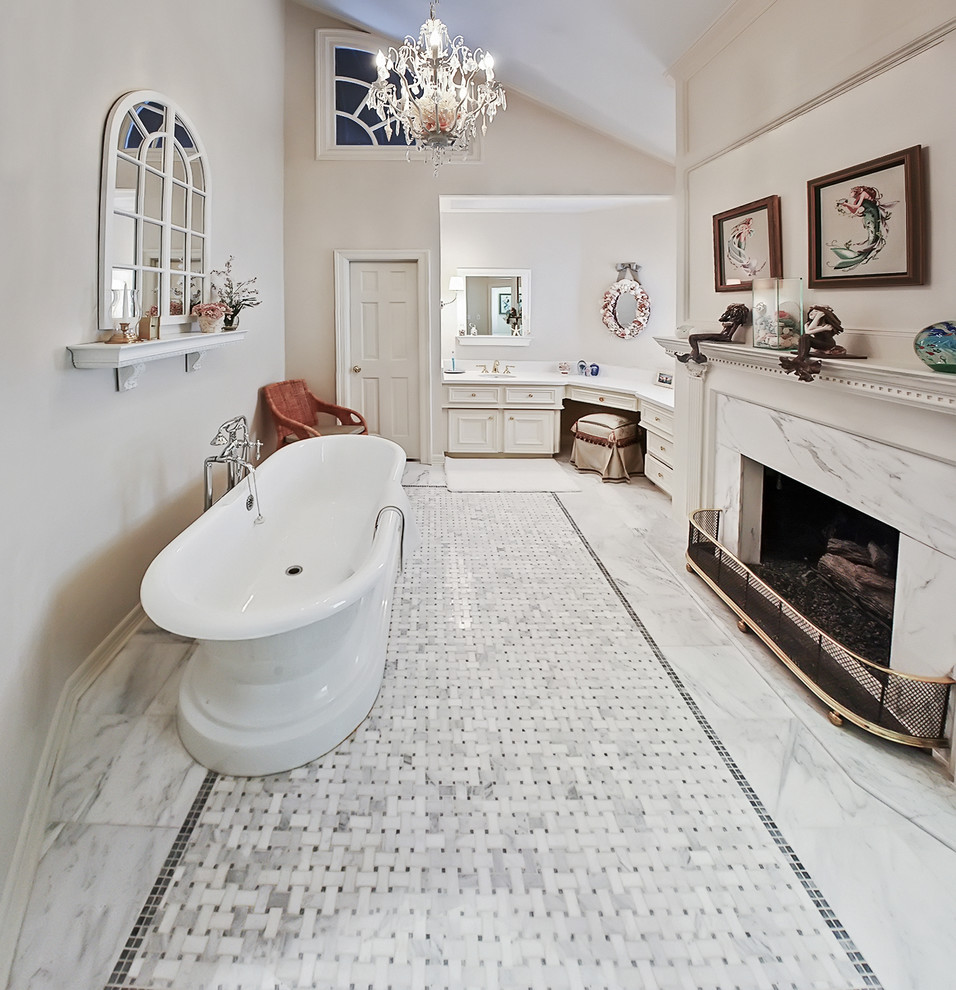 Стильный дизайн: большая главная ванная комната в стиле неоклассика (современная классика) с фасадами с утопленной филенкой, белыми фасадами, отдельно стоящей ванной, серыми стенами, мраморным полом, врезной раковиной и серым полом - последний тренд