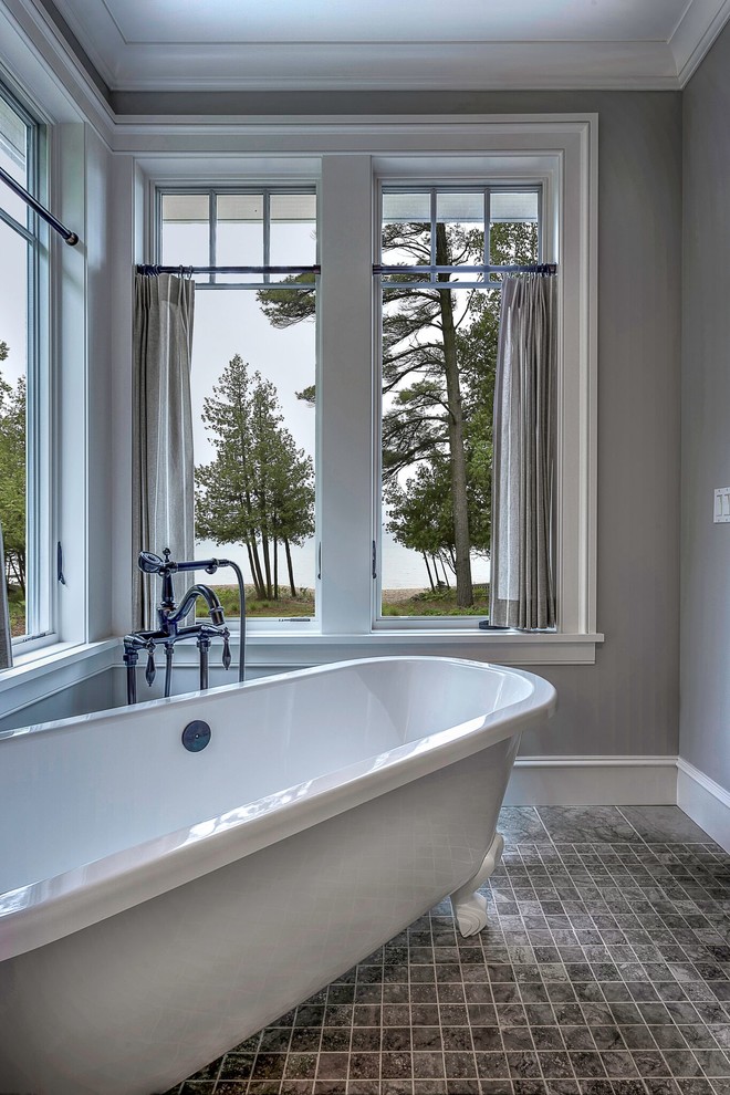 На фото: большая главная ванная комната в стиле неоклассика (современная классика) с ванной на ножках, серыми стенами и серым полом