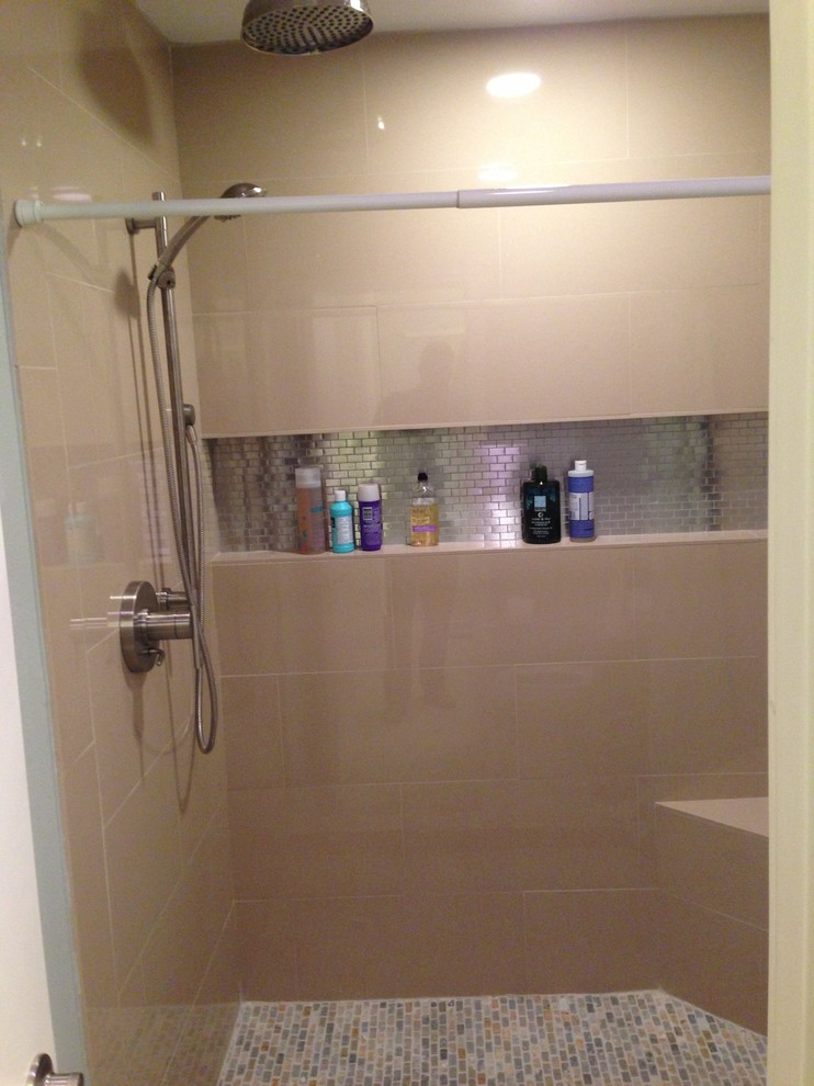Esempio di una piccola stanza da bagno padronale design con doccia aperta e piastrelle beige