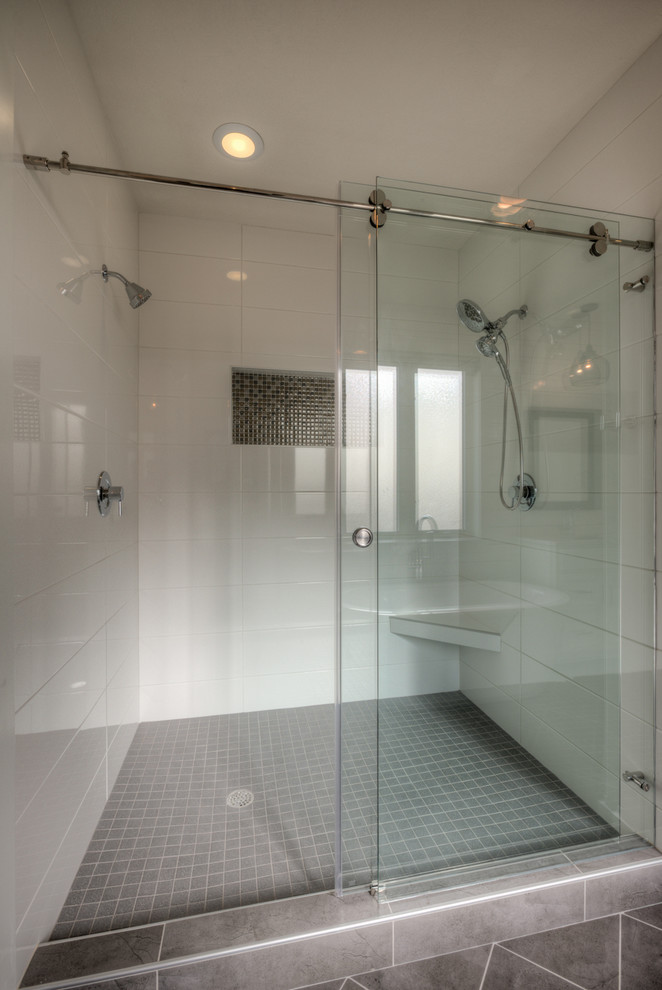 オマハにあるコンテンポラリースタイルのおしゃれなマスターバスルーム (置き型浴槽、ダブルシャワー、引戸のシャワー) の写真