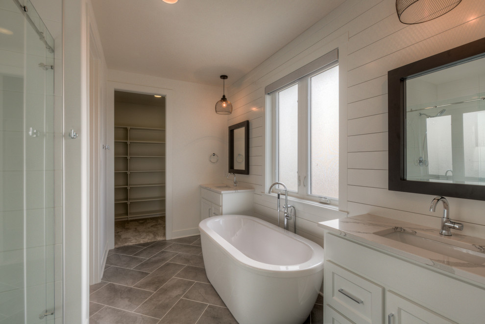Diseño de cuarto de baño principal contemporáneo con bañera exenta y ducha con puerta con bisagras