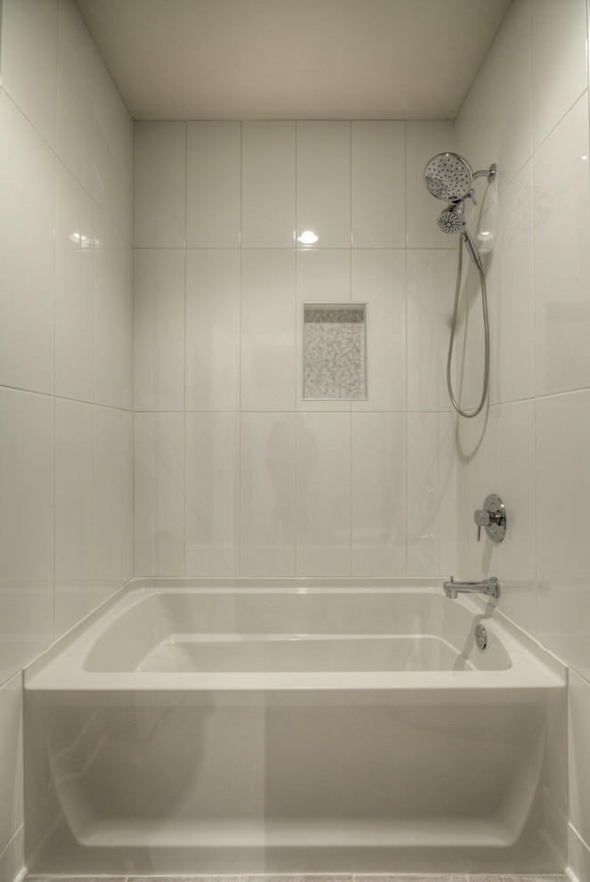 Свежая идея для дизайна: главная ванная комната в современном стиле с отдельно стоящей ванной, двойным душем и душем с раздвижными дверями - отличное фото интерьера