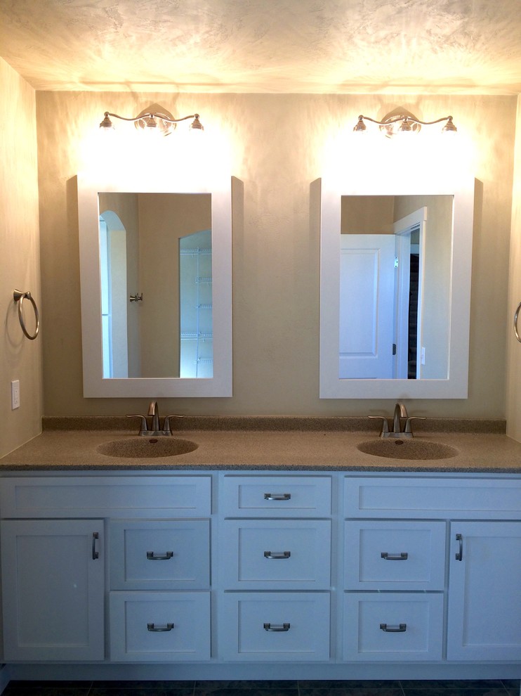 Esempio di una stanza da bagno padronale stile americano di medie dimensioni con lavabo integrato, ante in stile shaker, ante bianche e top in superficie solida