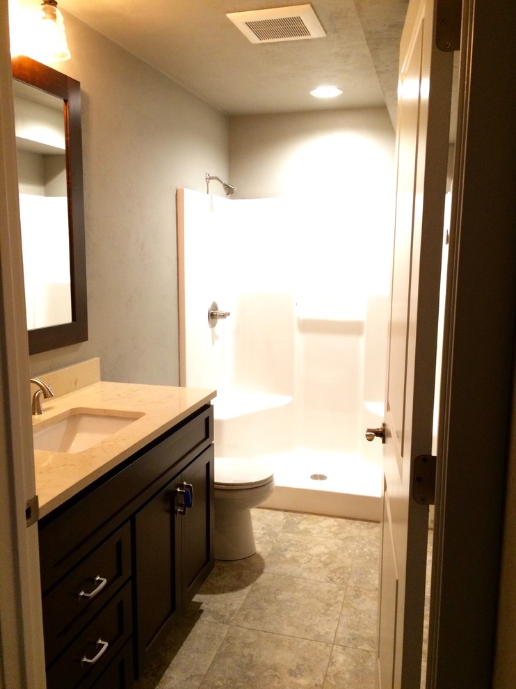 На фото: ванная комната среднего размера в стиле кантри с врезной раковиной, фасадами в стиле шейкер, белыми фасадами, столешницей из искусственного камня, открытым душем, серой плиткой, серыми стенами и душевой кабиной с