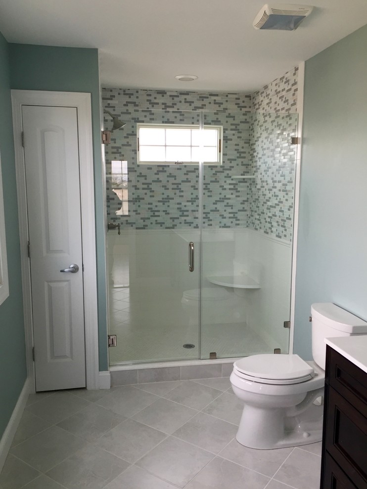 Inredning av ett klassiskt mellanstort badrum med dusch, med skåp i shakerstil, skåp i mörkt trä, en dusch i en alkov, en toalettstol med separat cisternkåpa, blå kakel, grå kakel, vit kakel, mosaik, blå väggar, klinkergolv i keramik, bänkskiva i kvarts, grått golv och dusch med gångjärnsdörr