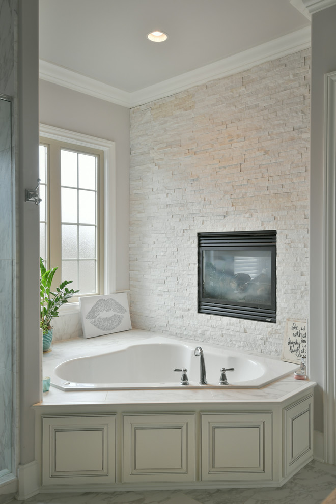 Klassisches Badezimmer En Suite mit weißen Schränken, Whirlpool, Duschnische, weißer Wandfarbe, Marmorboden und Marmor-Waschbecken/Waschtisch in Nashville