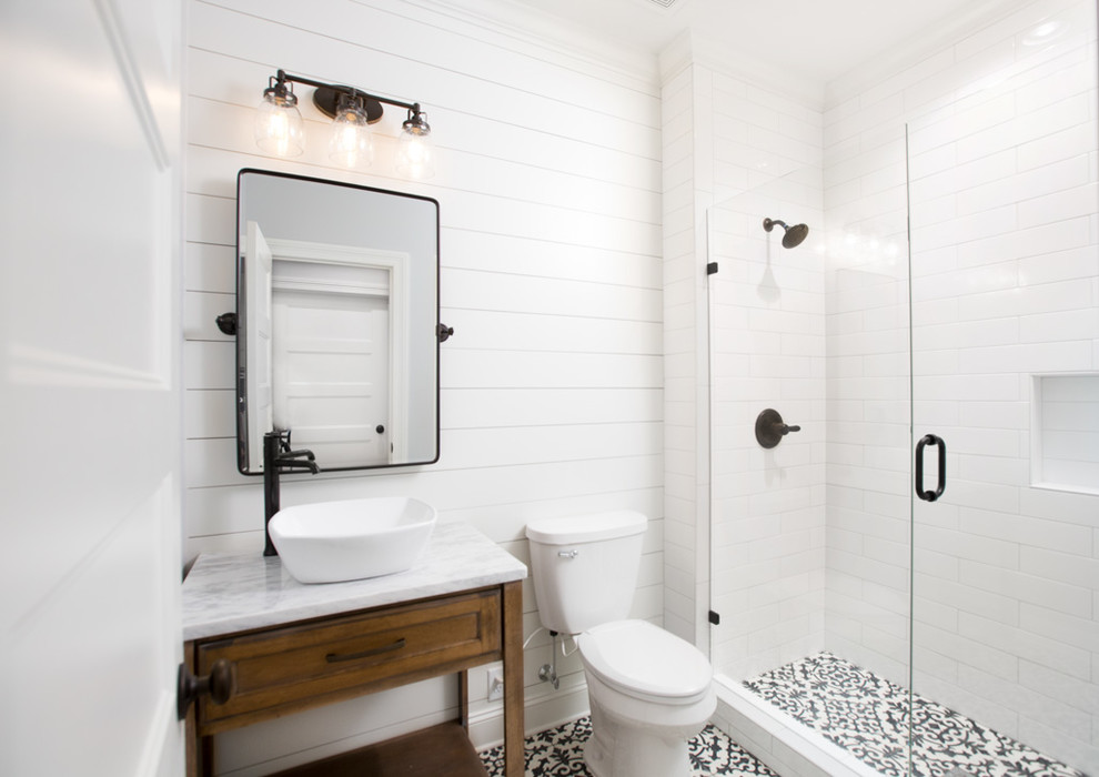 Immagine di una stanza da bagno stile shabby di medie dimensioni con ante in legno scuro, piastrelle bianche, pareti bianche, porta doccia a battente e top giallo