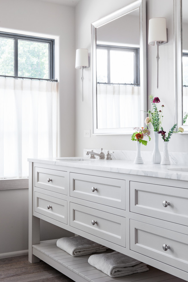 Exempel på ett mellanstort modernt en-suite badrum, med möbel-liknande, grå skåp, grå väggar, mellanmörkt trägolv, ett undermonterad handfat, marmorbänkskiva och brunt golv