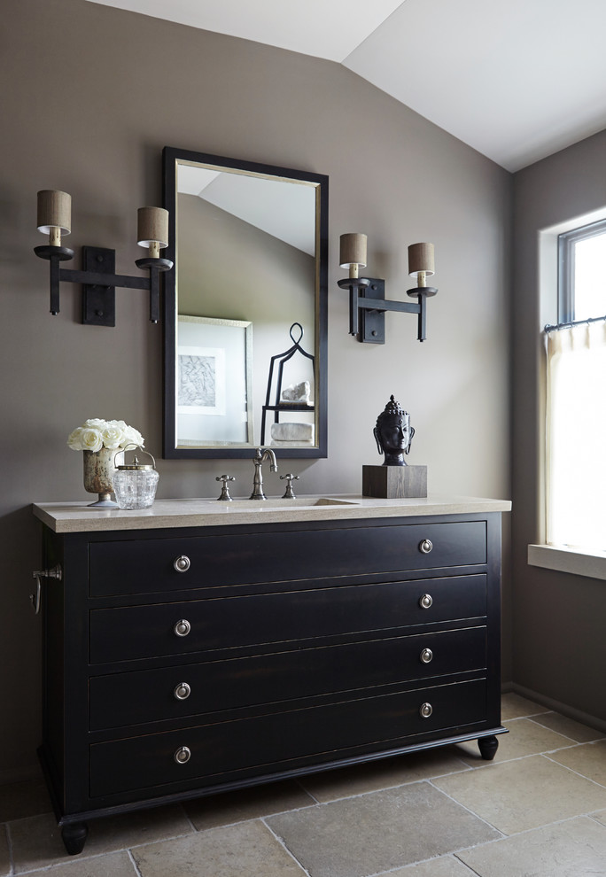 Klassisk inredning av ett mellanstort badrum med dusch, med möbel-liknande, svarta skåp, bruna väggar, kalkstensgolv, ett undermonterad handfat, bänkskiva i akrylsten och beiget golv