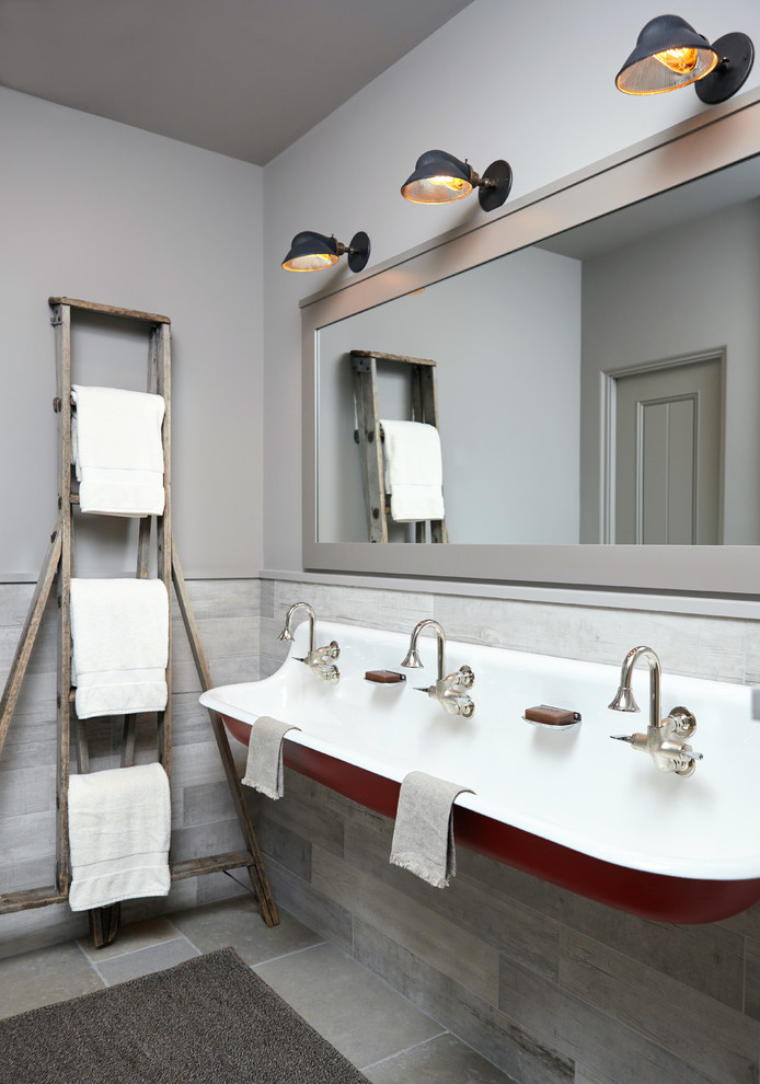 На фото: детская ванная комната среднего размера в современном стиле с серой плиткой, каменной плиткой, серыми стенами, полом из известняка, раковиной с несколькими смесителями и серым полом