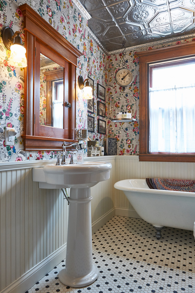 Diseño de cuarto de baño azulejo de dos tonos ecléctico con bañera exenta