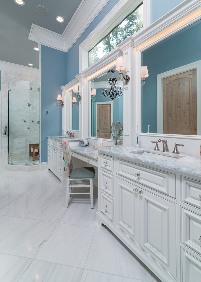 Свежая идея для дизайна: большая главная ванная комната в классическом стиле - отличное фото интерьера