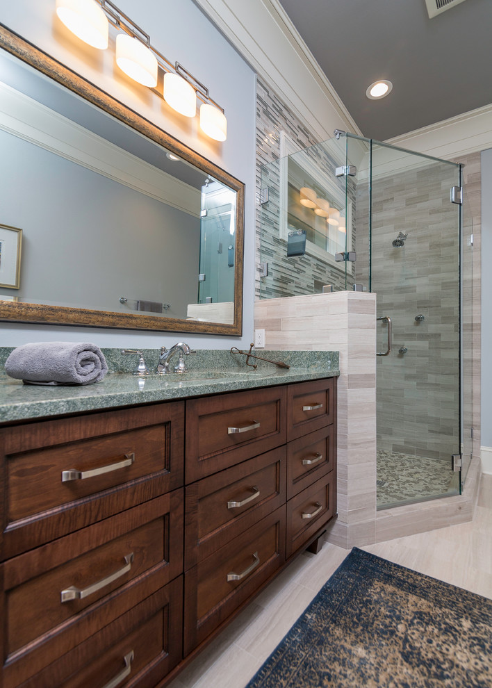 Immagine di una stanza da bagno con doccia chic di medie dimensioni con ante con riquadro incassato