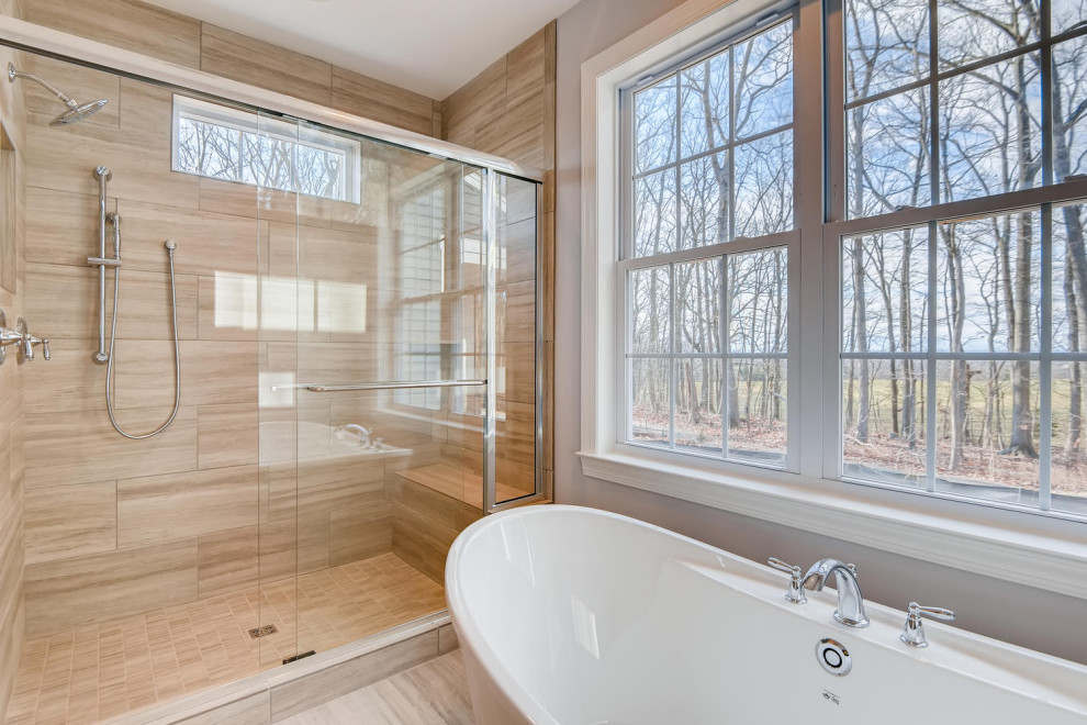 Пример оригинального дизайна: главная ванная комната среднего размера в классическом стиле с фасадами в стиле шейкер, серыми фасадами, отдельно стоящей ванной, открытым душем, раздельным унитазом, разноцветной плиткой, керамической плиткой, бежевыми стенами, полом из керамической плитки, врезной раковиной, столешницей из кварцита, бежевым полом, душем с раздвижными дверями, белой столешницей, сиденьем для душа, тумбой под две раковины и встроенной тумбой