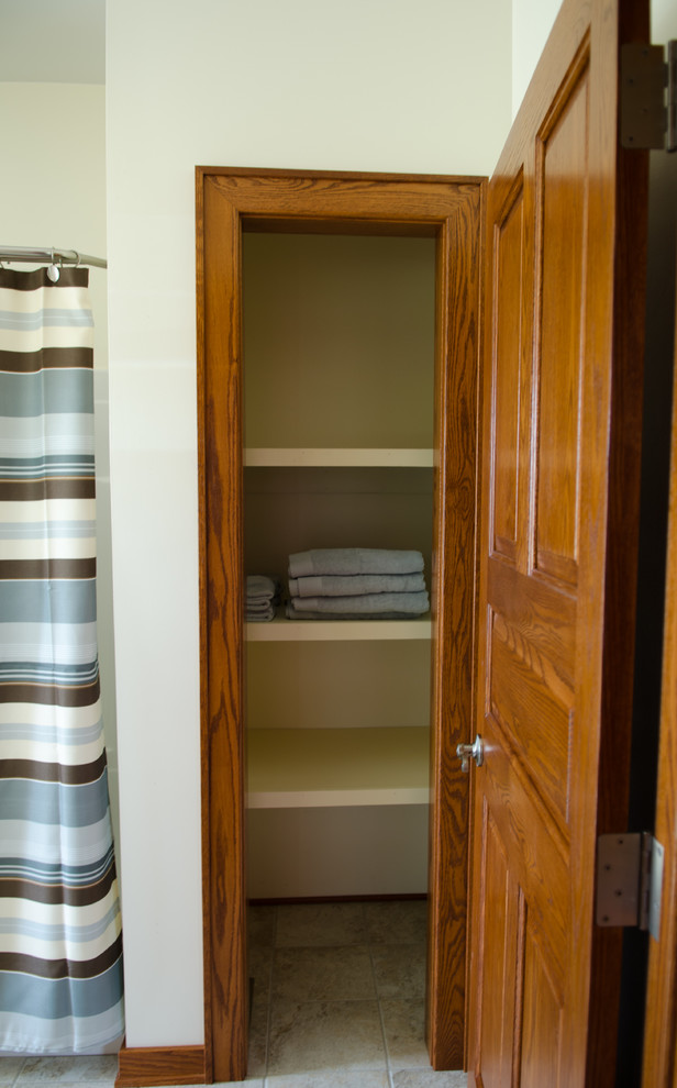Example of a classic bathroom design in New York