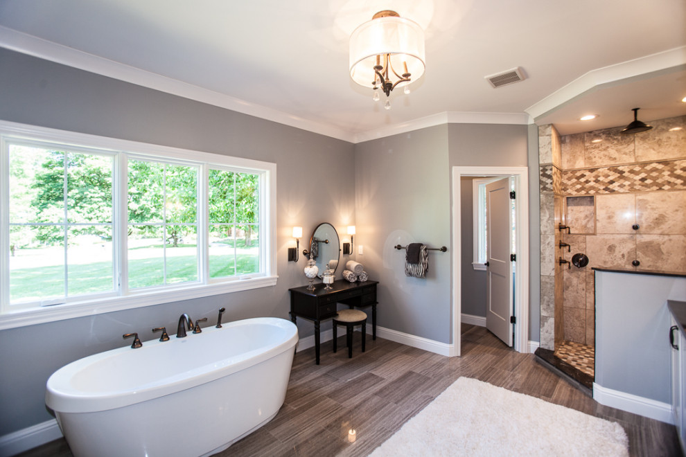 Idéer för ett stort klassiskt svart en-suite badrum, med luckor med infälld panel, vita skåp, ett fristående badkar, en öppen dusch, beige kakel, grå väggar, klinkergolv i porslin, ett undermonterad handfat, granitbänkskiva, brunt golv och med dusch som är öppen