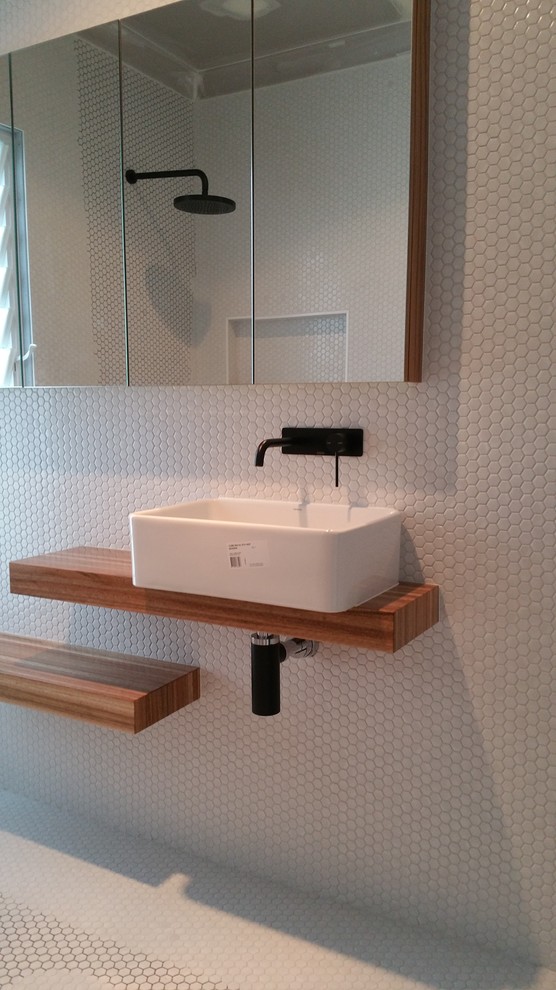 Foto di una stanza da bagno minimalista con doccia aperta, piastrelle bianche, pareti bianche, pavimento con piastrelle a mosaico e lavabo a bacinella