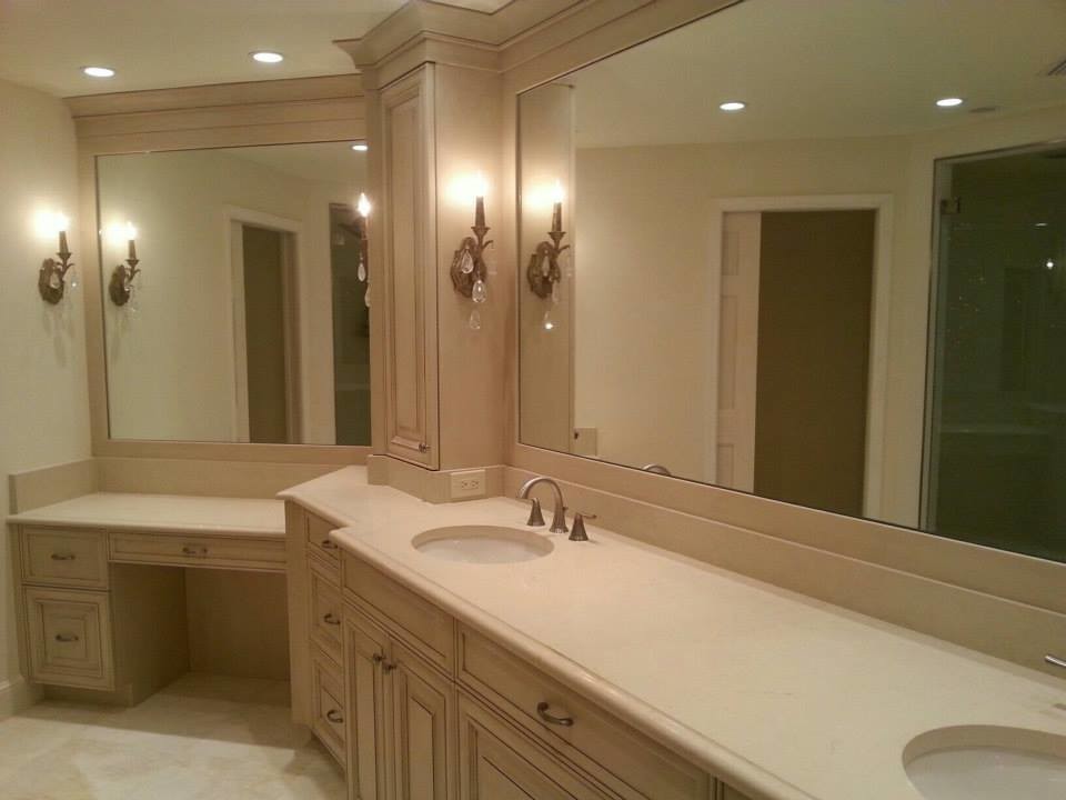 Immagine di una grande stanza da bagno padronale classica con doccia ad angolo, pareti beige, pavimento con piastrelle in ceramica, lavabo sottopiano, ante con bugna sagomata, ante beige e top in superficie solida