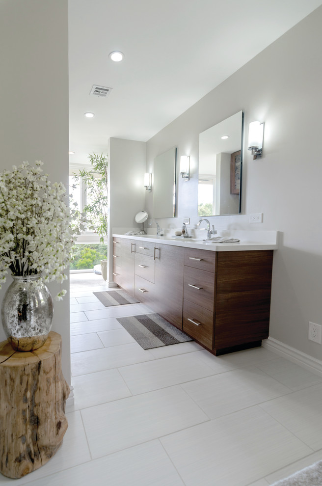 Exempel på ett stort klassiskt en-suite badrum, med släta luckor, vita väggar, skåp i mörkt trä, klinkergolv i keramik och bänkskiva i akrylsten