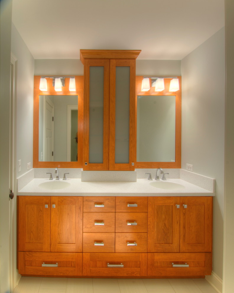 Mittelgroßes Klassisches Badezimmer mit Schrankfronten mit vertiefter Füllung, orangefarbenen Schränken, grüner Wandfarbe, Mineralwerkstoff-Waschtisch und integriertem Waschbecken in Chicago
