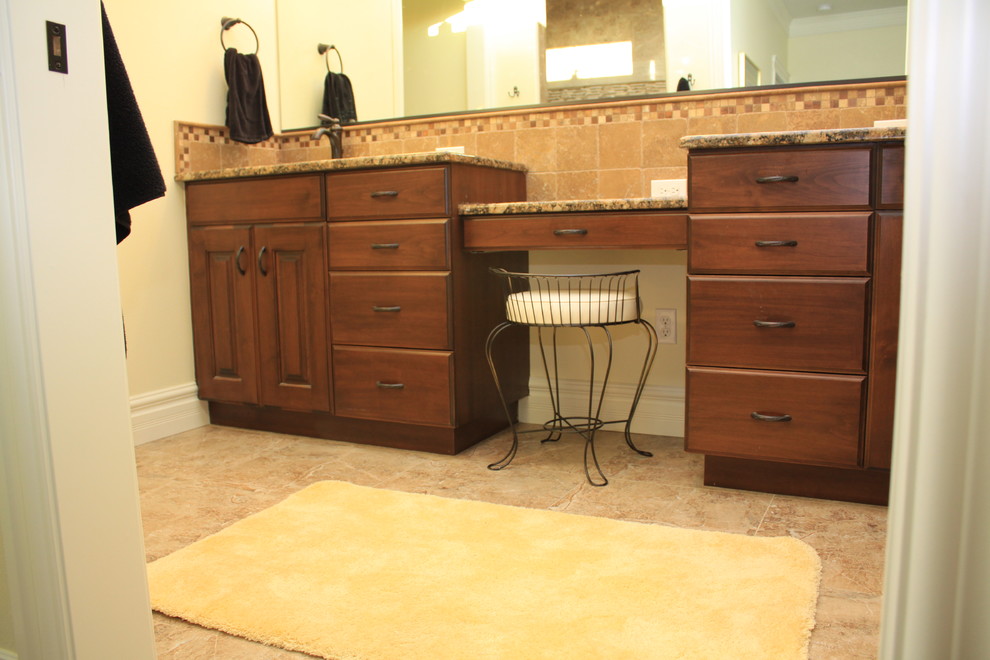 Cette image montre une salle de bain traditionnelle en bois brun avec un lavabo encastré, un placard avec porte à panneau surélevé, un plan de toilette en granite, une douche ouverte, un carrelage marron et des carreaux de céramique.