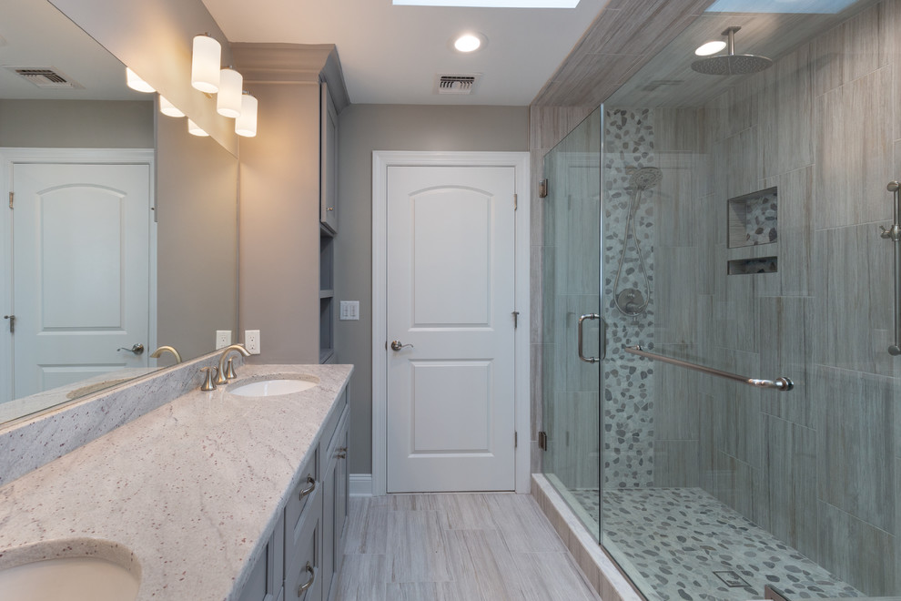 Inspiration för mellanstora klassiska grått en-suite badrum, med luckor med infälld panel, grå skåp, en dusch i en alkov, grå kakel, porslinskakel, grå väggar, klinkergolv i porslin, ett undermonterad handfat, granitbänkskiva, beiget golv och dusch med gångjärnsdörr