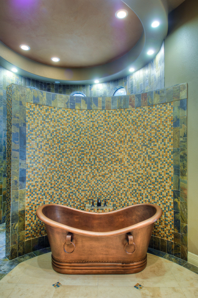 Großes Klassisches Badezimmer mit freistehender Badewanne, farbigen Fliesen, grüner Wandfarbe, Travertin und beigem Boden in Austin