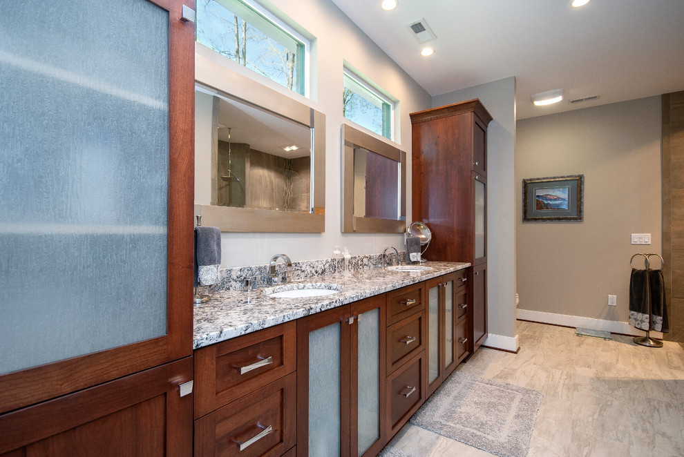 Foto på ett stort funkis en-suite badrum, med skåp i shakerstil, skåp i mellenmörkt trä, beige väggar, ett undermonterad handfat och granitbänkskiva