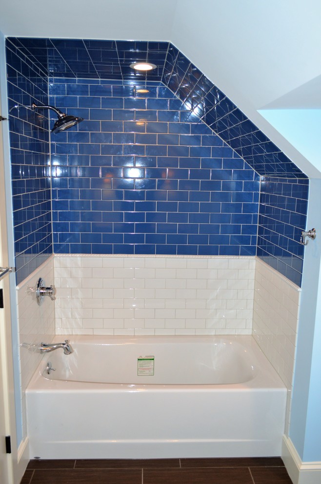 Immagine di una stanza da bagno per bambini country di medie dimensioni con vasca da incasso, vasca/doccia, piastrelle blu, piastrelle in ceramica, pareti blu e pavimento con piastrelle in ceramica