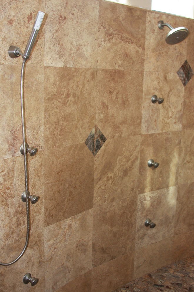 Exemple d'une salle de bain moderne avec un bain bouillonnant, une douche ouverte, un carrelage de pierre et un sol en calcaire.