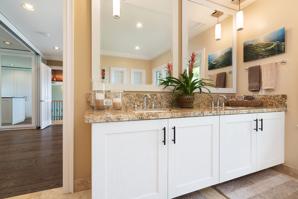 Mittelgroßes Badezimmer En Suite mit Schrankfronten im Shaker-Stil, weißen Schränken und beiger Wandfarbe in Hawaii