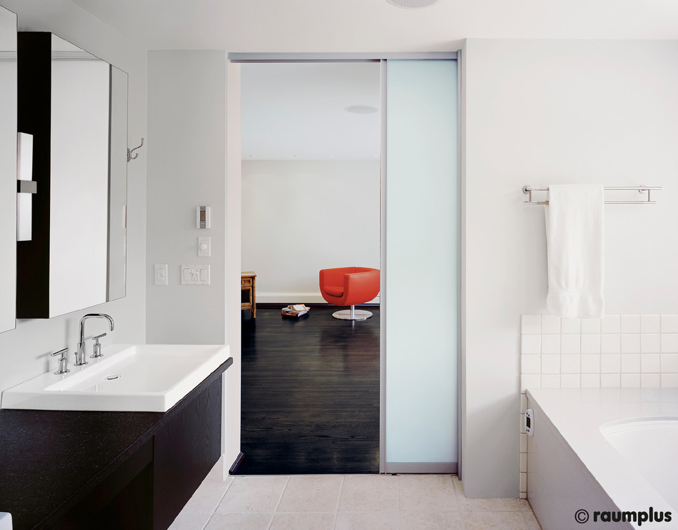 Идея дизайна: большая главная ванная комната в стиле ретро с белыми фасадами, отдельно стоящей ванной, угловым душем, белыми стенами, полом из травертина и подвесной раковиной