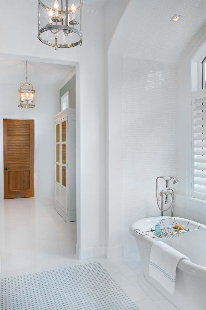 На фото: большая главная ванная комната в морском стиле с фасадами с утопленной филенкой, белыми фасадами, отдельно стоящей ванной, угловым душем, белыми стенами, врезной раковиной, столешницей из искусственного кварца, белым полом, душем с распашными дверями и белой столешницей с