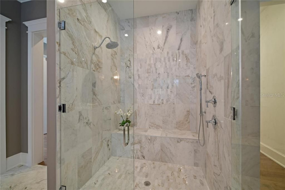 Maritimes Badezimmer mit Duschnische, beiger Wandfarbe, buntem Boden und Falttür-Duschabtrennung in Tampa