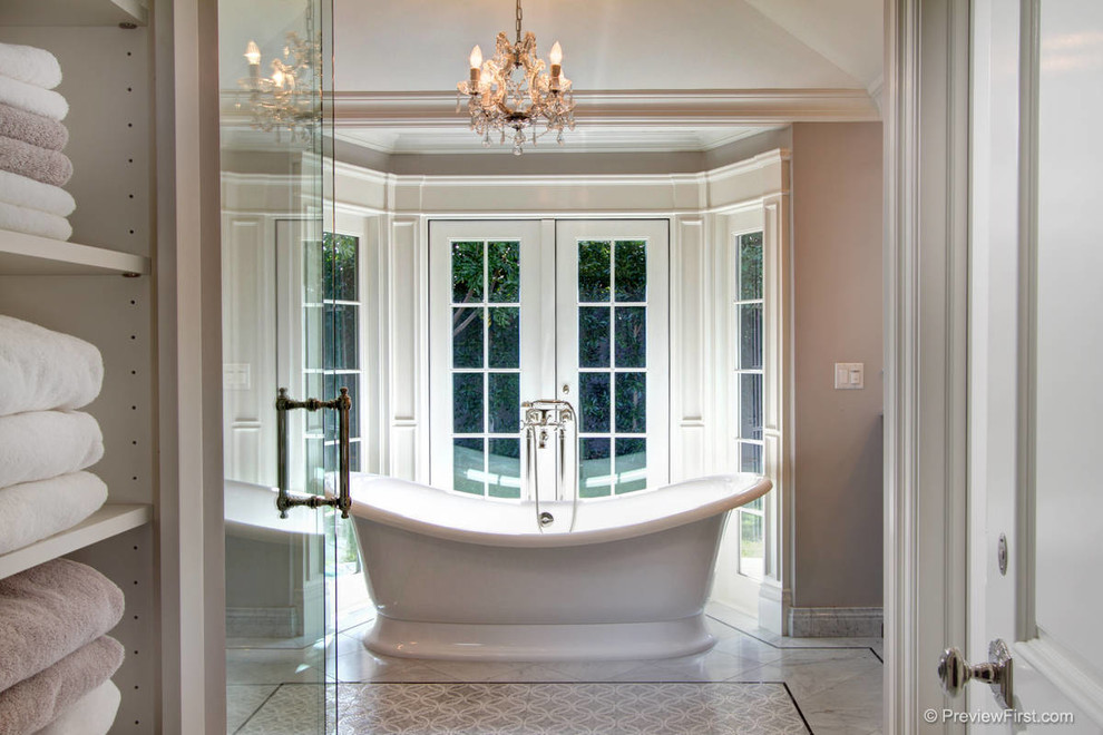 Cette photo montre une salle de bain chic avec une baignoire indépendante, un carrelage blanc et mosaïque.