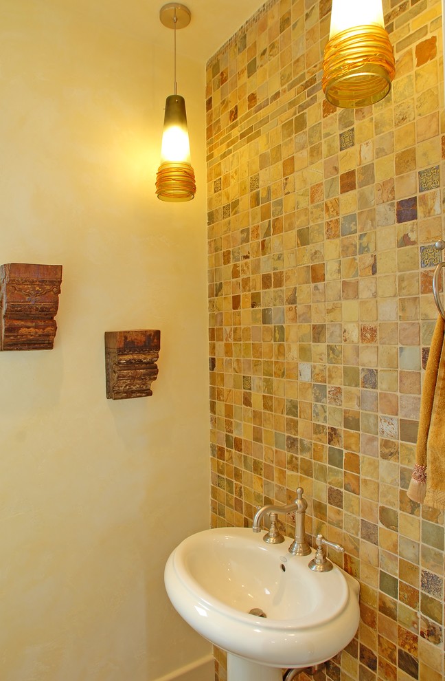 Inspiration för ett mellanstort medelhavsstil badrum med dusch, med beige kakel, keramikplattor, beige väggar, ett piedestal handfat, skåp i shakerstil, skåp i ljust trä, kalkstensgolv, bänkskiva i kalksten, beiget golv och en toalettstol med hel cisternkåpa