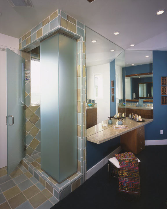 Inspiration för ett mellanstort funkis en-suite badrum, med släta luckor, en dusch i en alkov, blå kakel, brun kakel, keramikplattor, blå väggar, granitbänkskiva, en toalettstol med hel cisternkåpa, blått golv, dusch med gångjärnsdörr och skåp i mellenmörkt trä