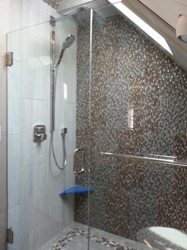Eklektisk inredning av ett mellanstort en-suite badrum, med en dusch i en alkov, grå kakel, mosaik, grå väggar, klinkergolv i porslin, ett nedsänkt handfat, bänkskiva i betong, grått golv och dusch med gångjärnsdörr