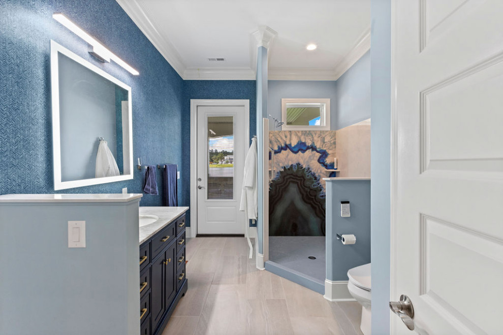На фото: большая ванная комната в морском стиле с фасадами в стиле шейкер, синими фасадами, открытым душем, синей плиткой, плиткой из листового камня, синими стенами, полом из керамогранита, мраморной столешницей, белым полом, открытым душем, белой столешницей, тумбой под одну раковину, напольной тумбой и обоями на стенах