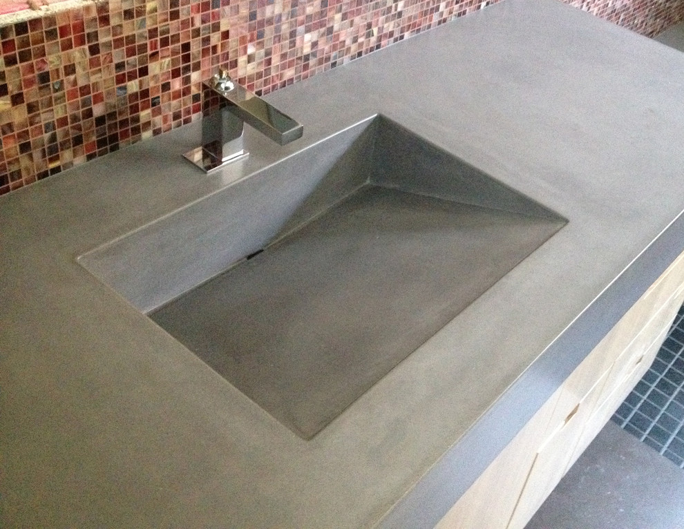 Modernes Badezimmer mit Beton-Waschbecken/Waschtisch in New York