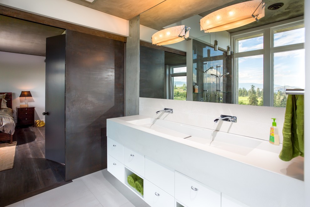 Idee per una stanza da bagno design con lavabo rettangolare, ante lisce e ante bianche