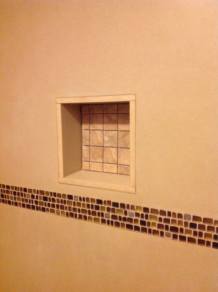 Imagen de cuarto de baño bohemio con baldosas y/o azulejos beige y encimera de cemento