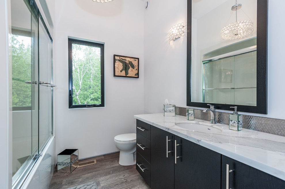 Idéer för att renovera ett mellanstort funkis vit vitt badrum med dusch, med släta luckor, svarta skåp, ett badkar i en alkov, en dusch/badkar-kombination, grå väggar, mörkt trägolv, ett undermonterad handfat, bänkskiva i kvartsit, brunt golv och dusch med skjutdörr