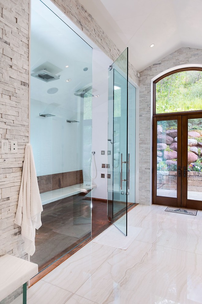 Cette image montre une salle de bain design avec une douche à l'italienne, un carrelage blanc, un sol beige et un banc de douche.