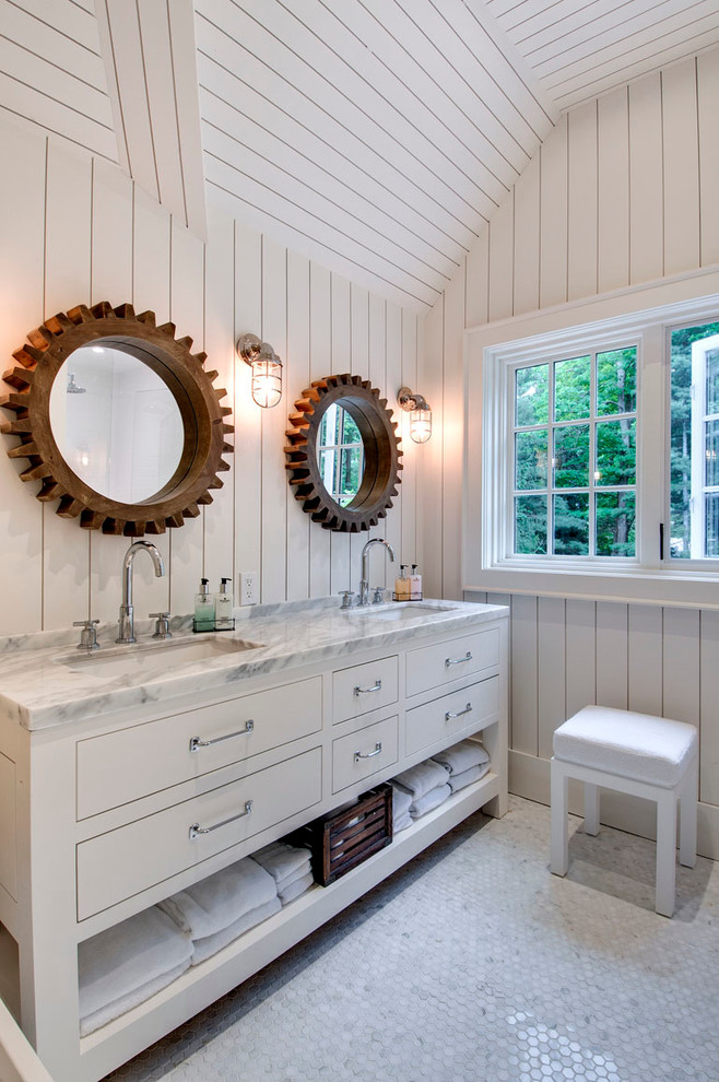 Inspiration för maritima badrum, med ett undermonterad handfat, släta luckor, vita skåp, vita väggar och mosaikgolv