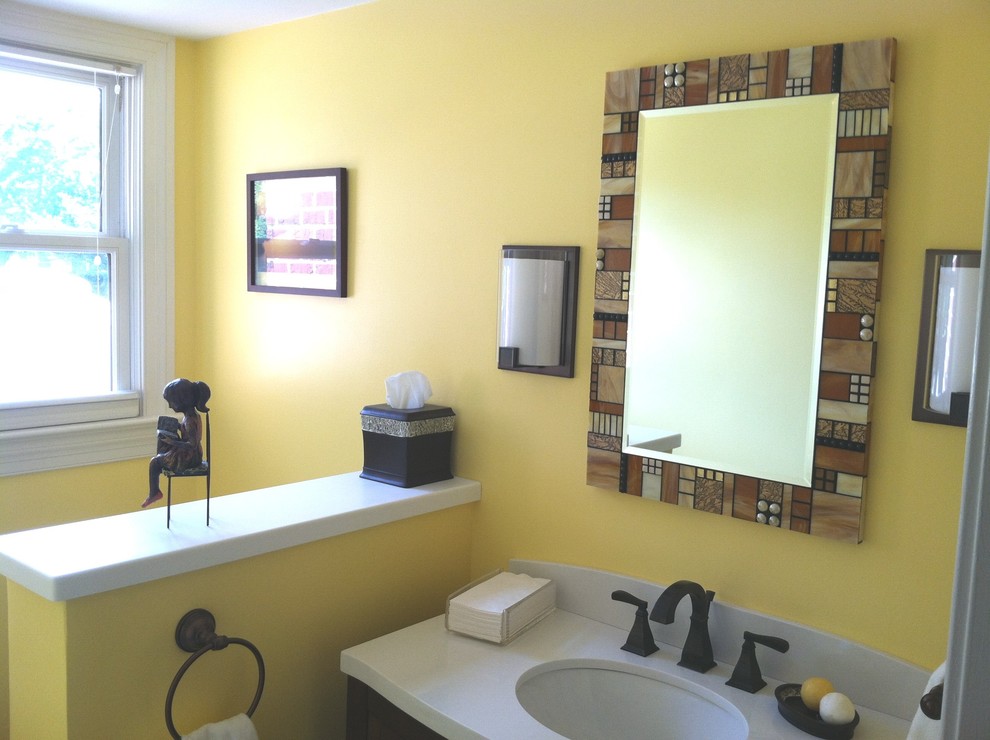 Идея дизайна: ванная комната среднего размера в стиле кантри с коричневой плиткой, плиткой мозаикой и желтыми стенами